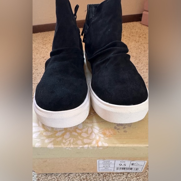 NIB VERY G HARVEST SNEAKERS—Women's Black (faux) Suede - Picture 3 of 6